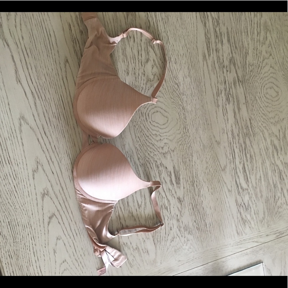 32 DD perfect shape Victoria’s Secret bra
